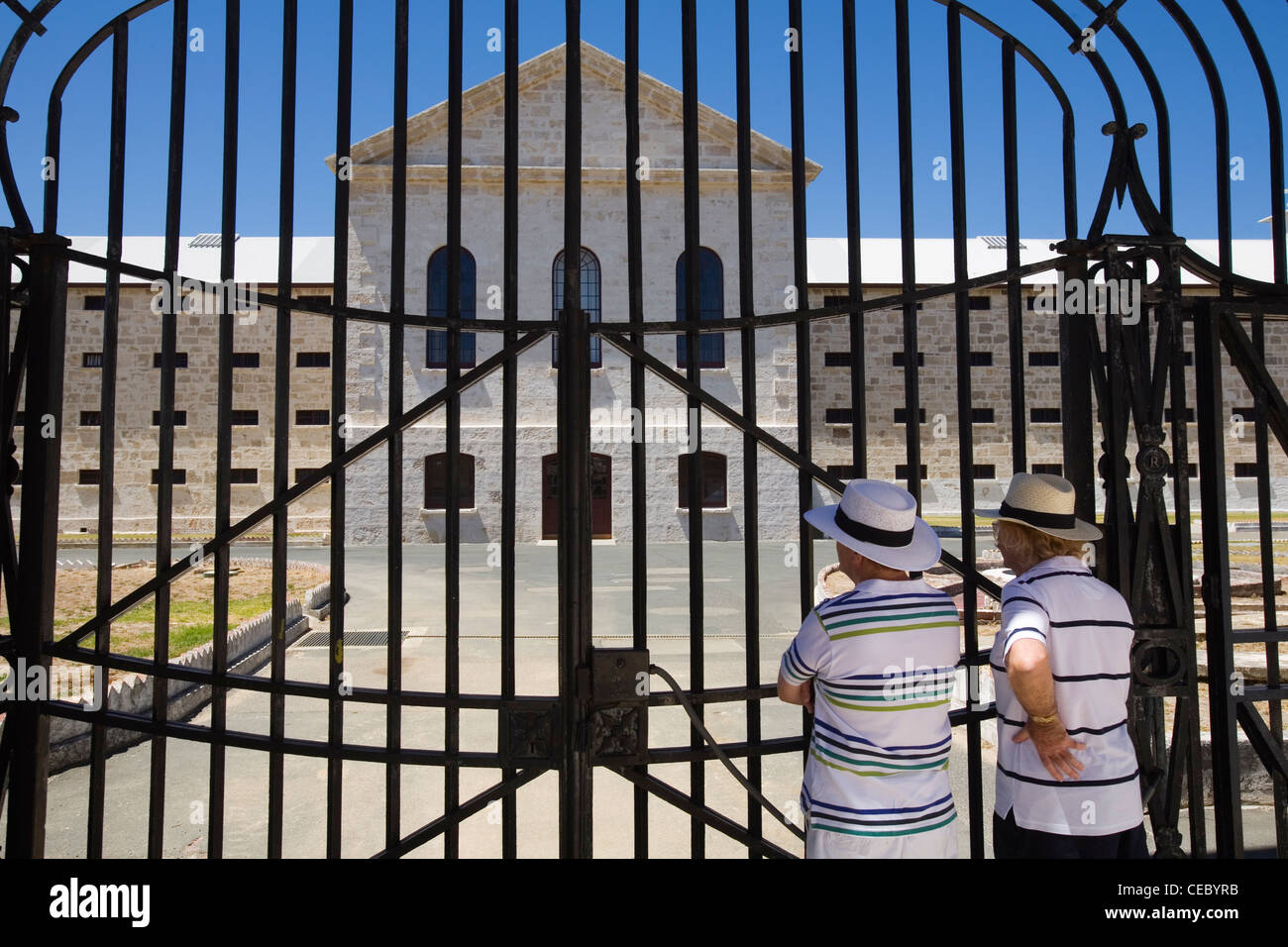Besucher sieht durch die Tore des alten Fremantle Prison. Fremantle, Western Australia, Australien Stockfoto