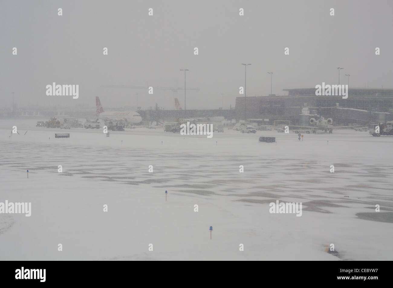 Flughafen in einem Schneesturm Stockfoto
