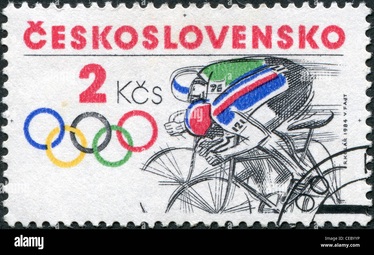 Eine Briefmarke gedruckt in der Tschechoslowakei, widmet sich der Olympischen Sommerspiele in Los Angeles, zeigt Bicycling, ca. 1984 Stockfoto