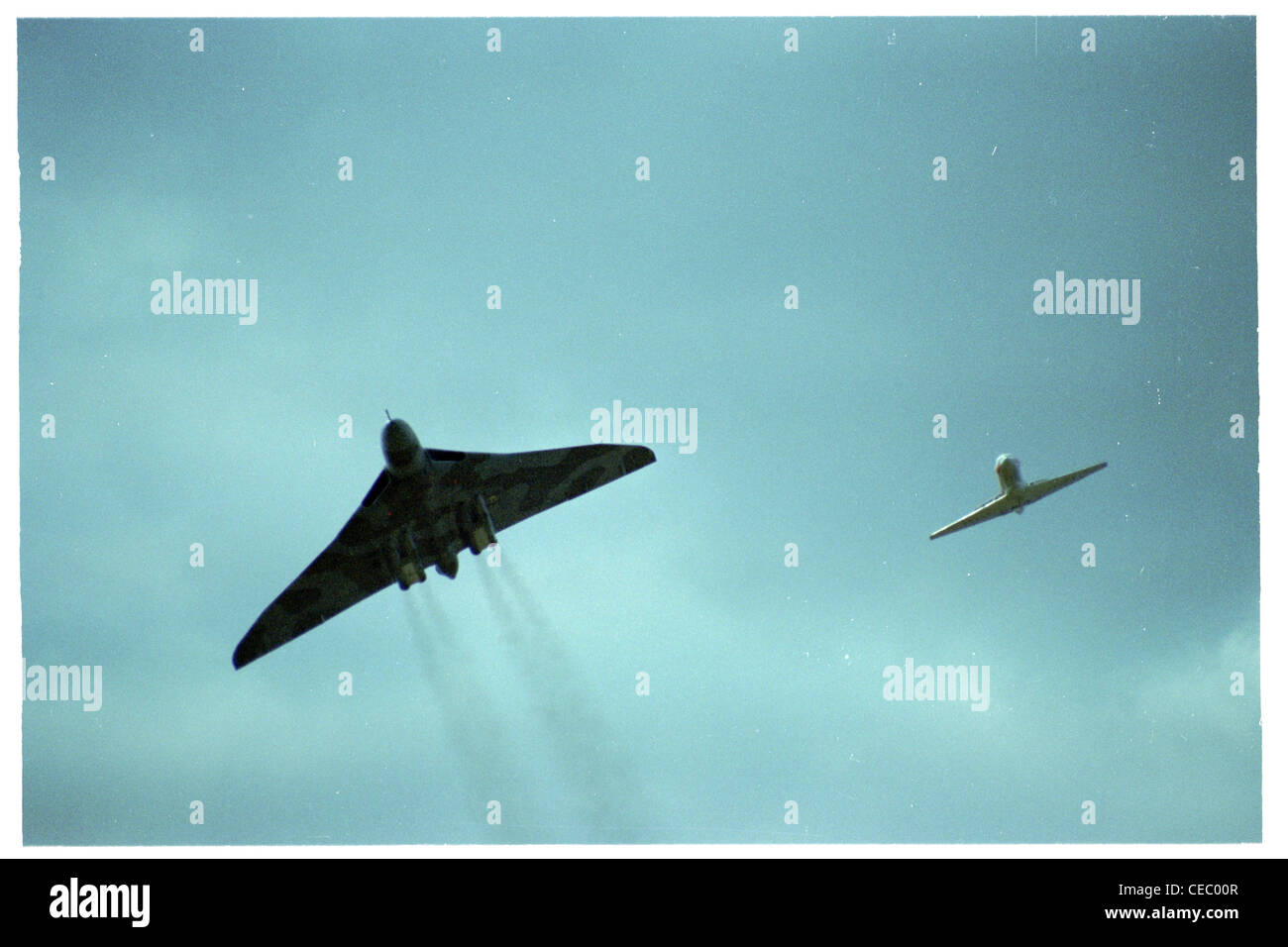 Vulcan-Bomber wird begleitet von zwei hinten engined Düsenjet über Spurn point Stockfoto