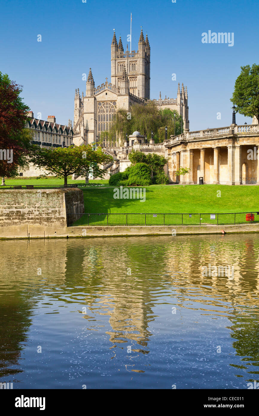Bath Abbey, spiegelt sich in den Fluss Avon im Frühjahr. Stockfoto