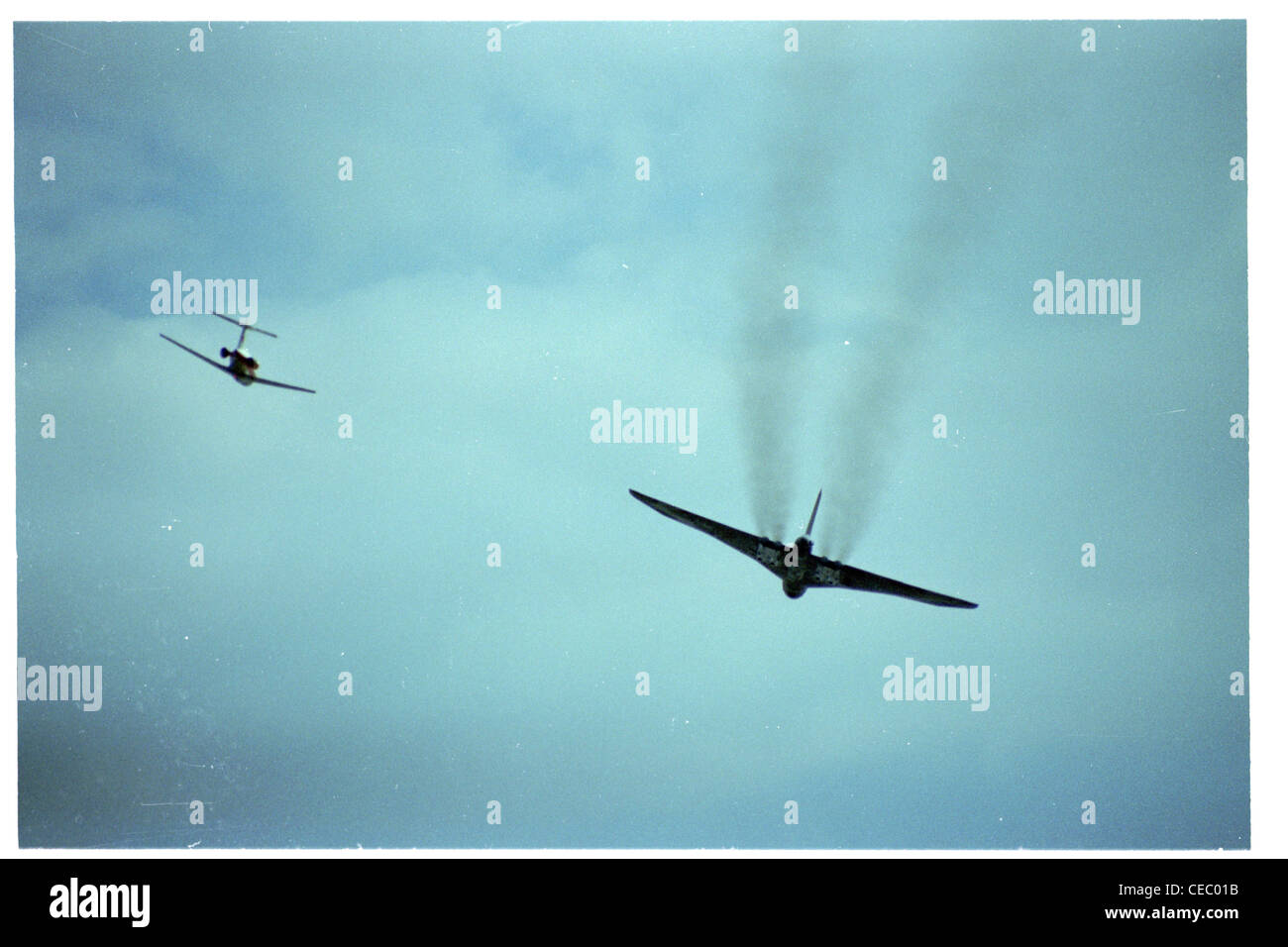 Vulcan-Bomber wird begleitet von zwei hinten engined Düsenjet über Spurn point Stockfoto
