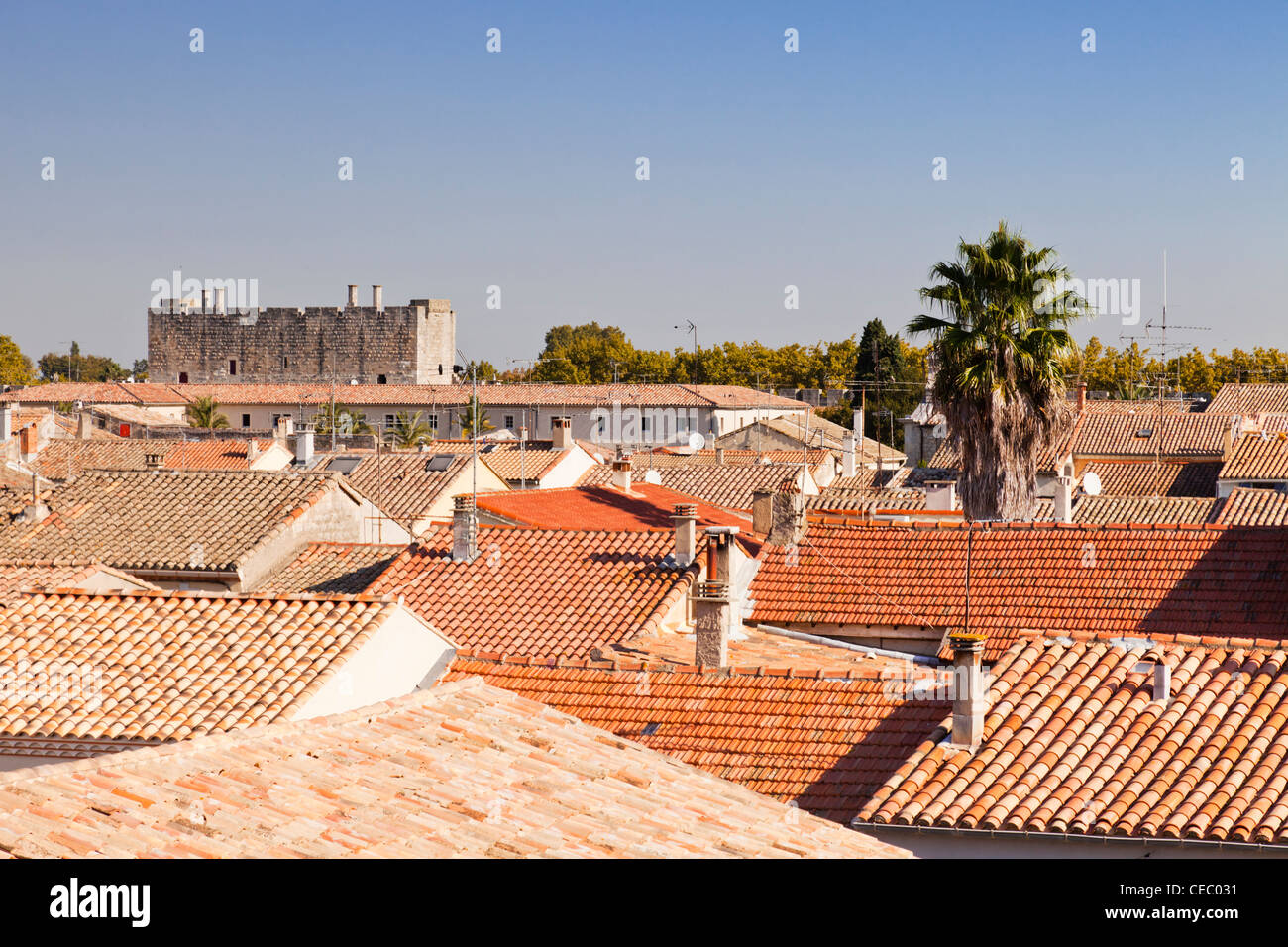 Ein Blick über die Dächer von den mittelalterlichen Hafen von Aigues-Mortes, Languedoc-Roussillon, Frankreich. Stockfoto