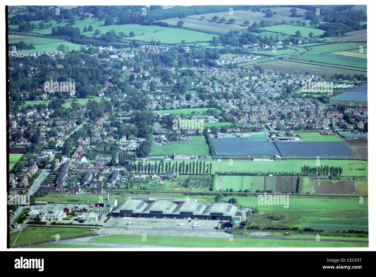 Schräge Luftaufnahme, Blick nach Osten von rund 1500ft Dorf Welton, Gewächshäuser auf einer Seite zeigen Stockfoto