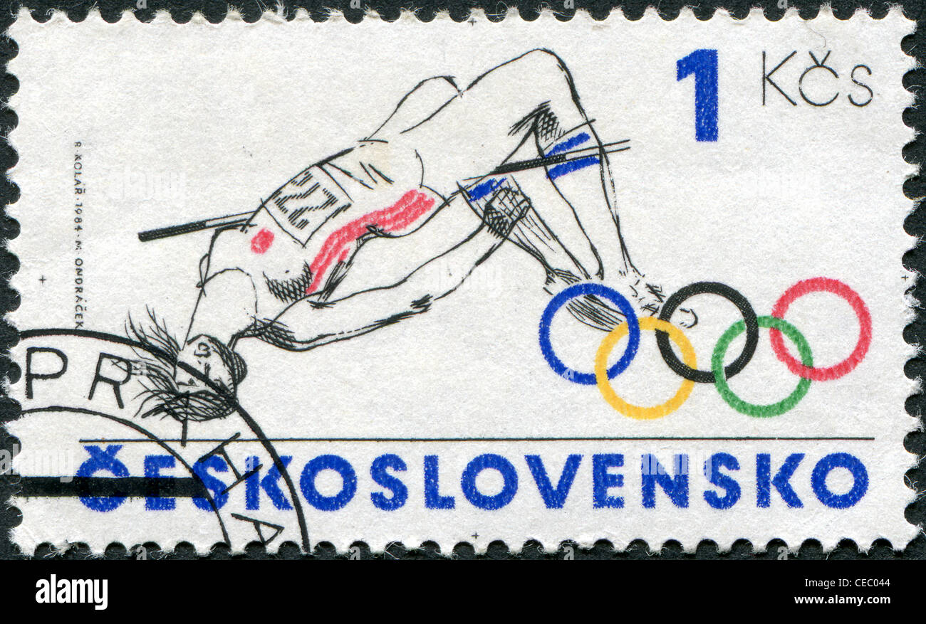 Eine Briefmarke gedruckt in der Tschechoslowakei, widmet sich der Olympischen Sommerspiele in Los Angeles, zeigt eine Stabhochsprung, ca. 1984 Stockfoto
