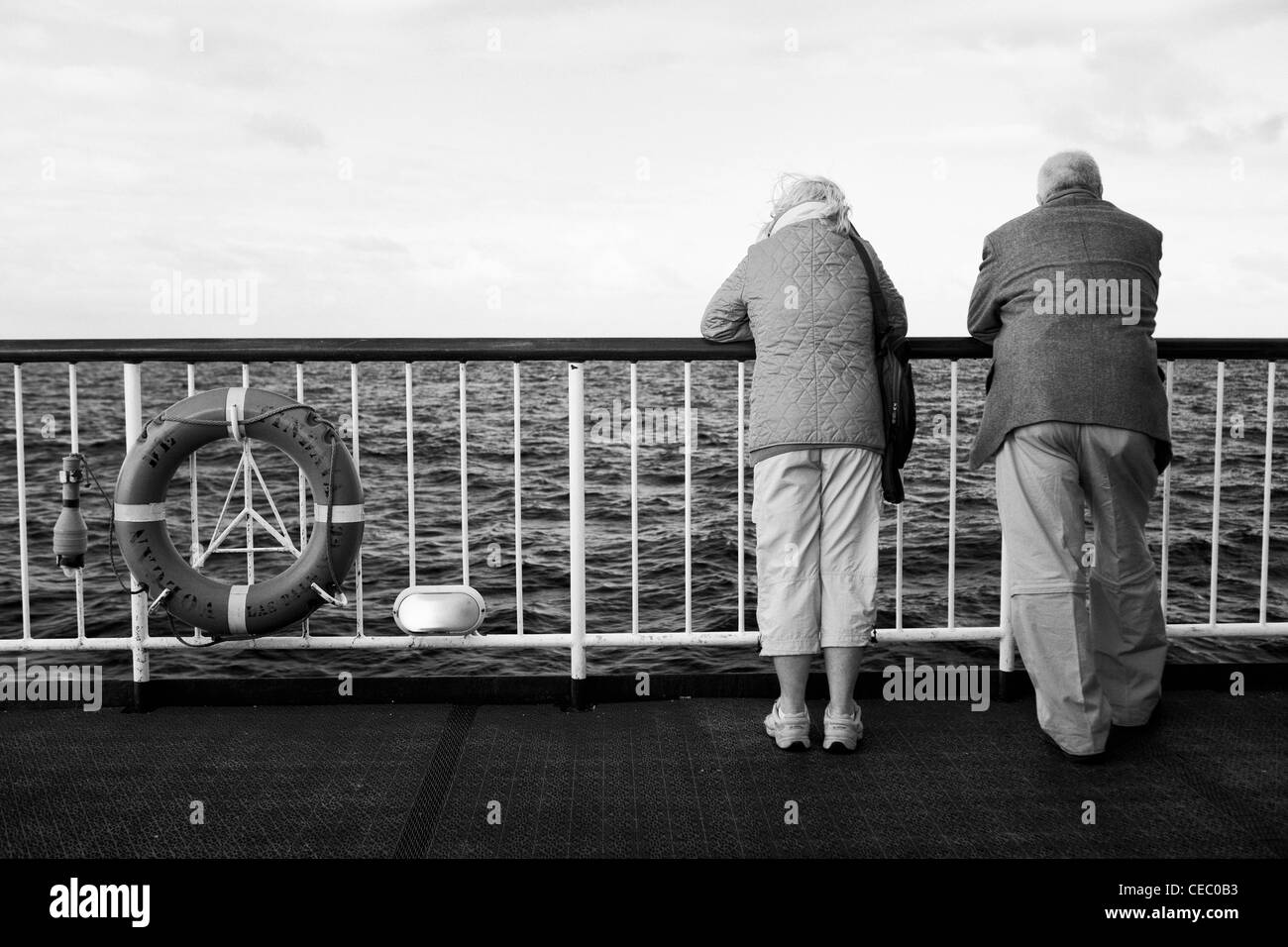 Ältere Menschen genießen Vorruhestand bei einer Bootsfahrt Stockfoto