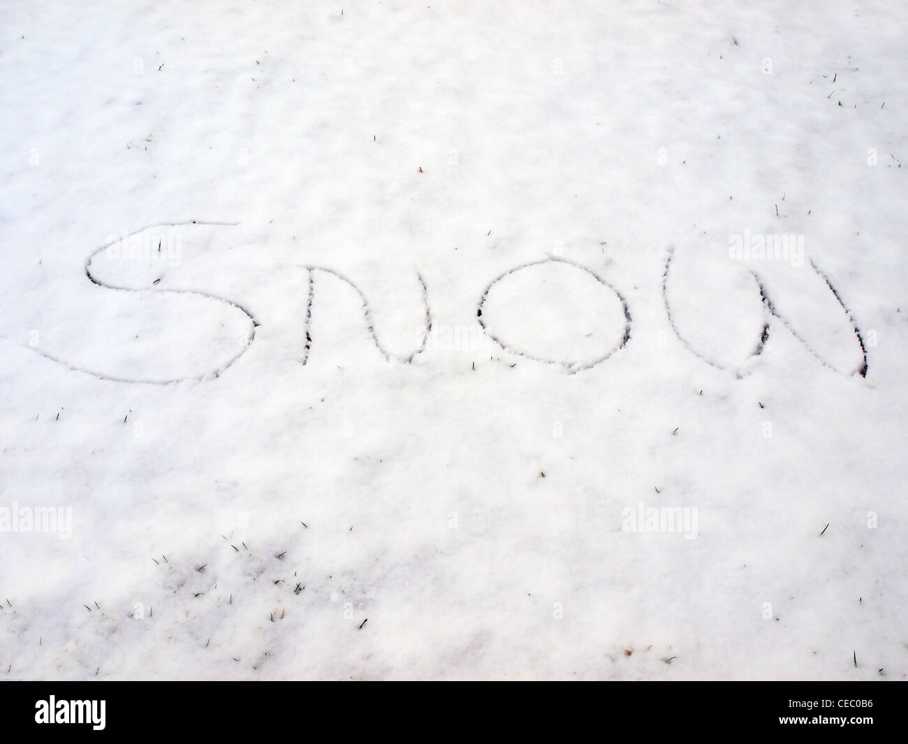Das Wort "Schnee" in eine Decke von Schnee geschrieben. Mitcham, London 5. Februar 2012 Stockfoto