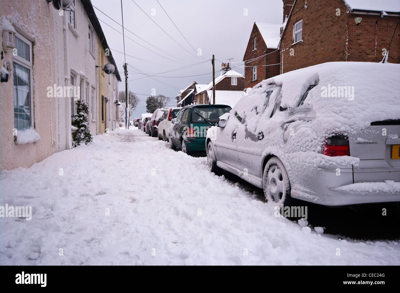 Verschneite Autos geparkt IN A Residential Street nach starkem Schneefall UK Stockfoto