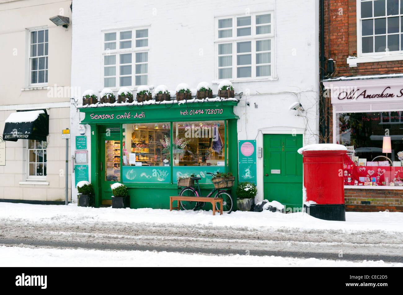 Jahreszeiten Café-Deli in einem Winter Schnee Straßenszene alte Amersham Bucks UK Stockfoto