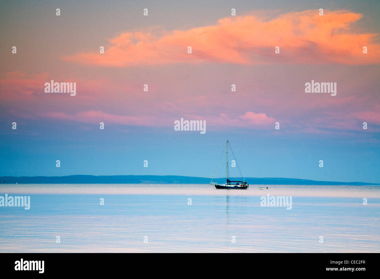 Eine Yacht auf Geographe Bucht im Morgengrauen.  Busselton, Western Australia, Australien Stockfoto