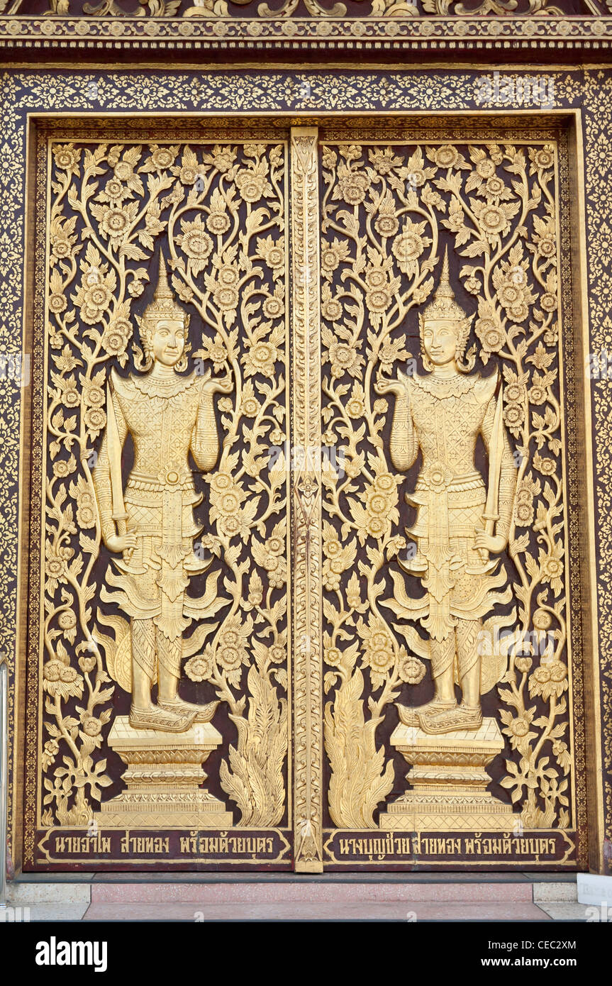 Dekorierte Tür im Tempel Wat Dok Kham, Chiang Mai, Thailand Stockfoto