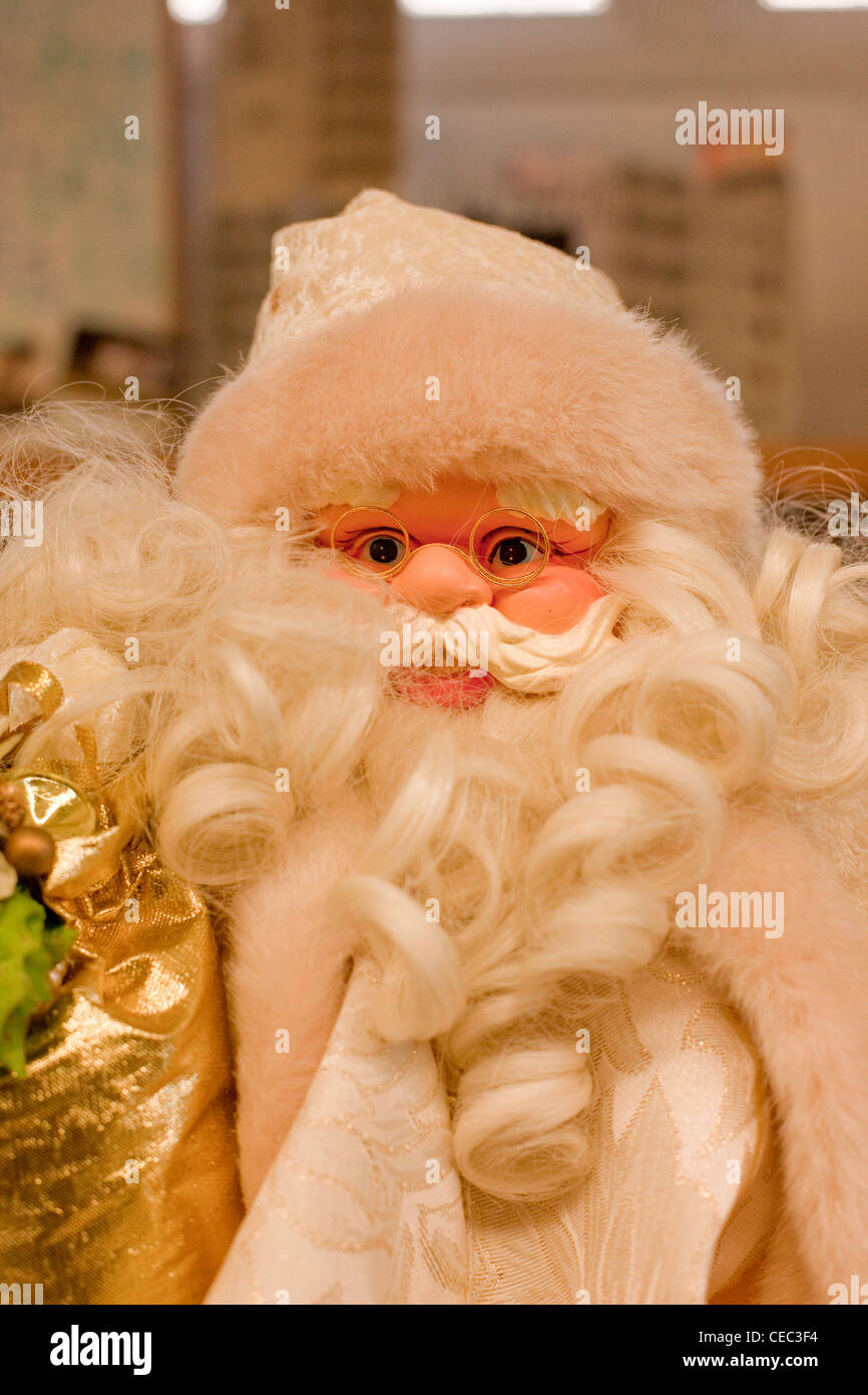 Eine Weihnachtsmann-Puppe gekleidet in weißer Kleidung auf einem Marktstand in Kanada Stockfoto