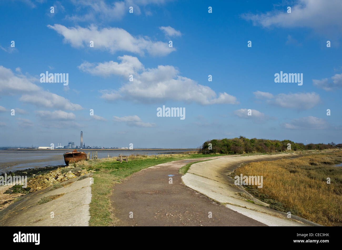 Der Damm führt zu Horrid Hügel an der Mündung der Medway Stockfoto