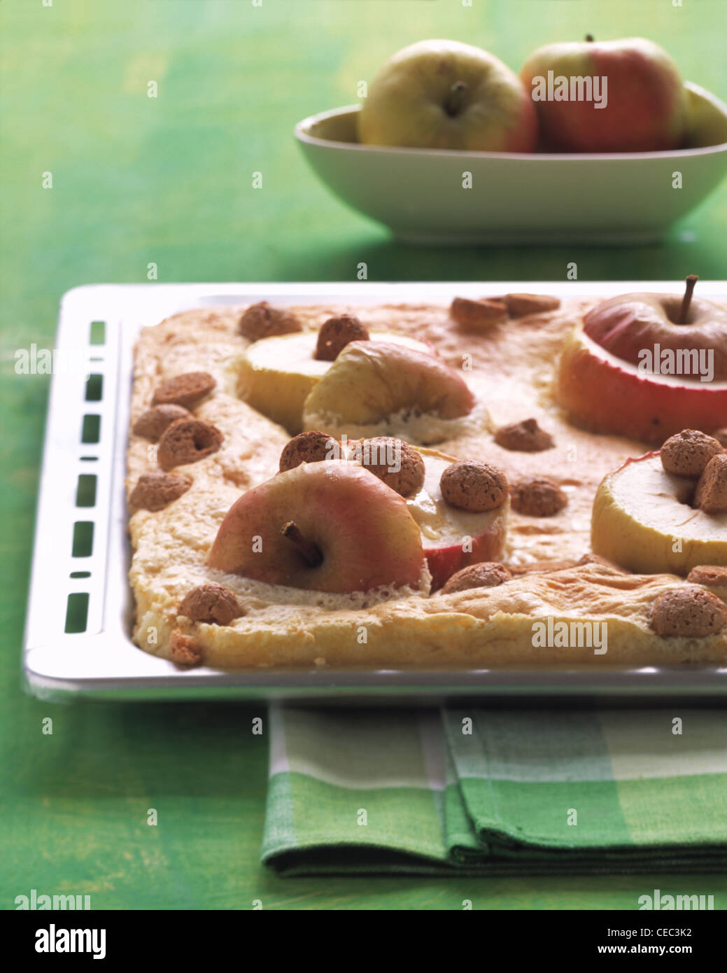 Apfelkuchen mit Vanille-Sahne und amarettini Stockfotografie - Alamy