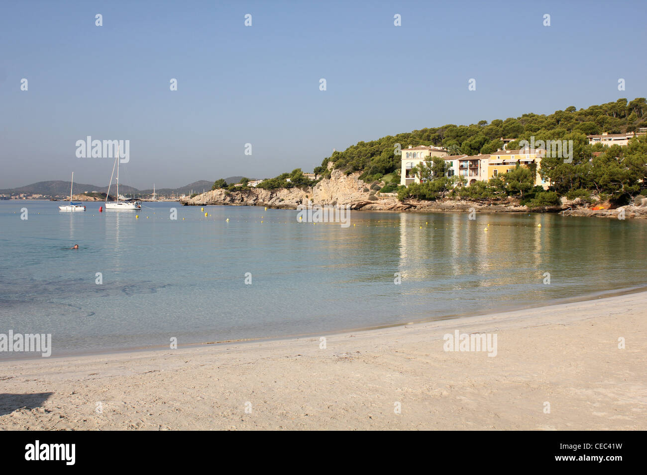 Späten Nachmittag Küsten Szene - mit Segelyachten / Jollen vor Anker, Calvia, South West Mallorca / Mallorca Stockfoto