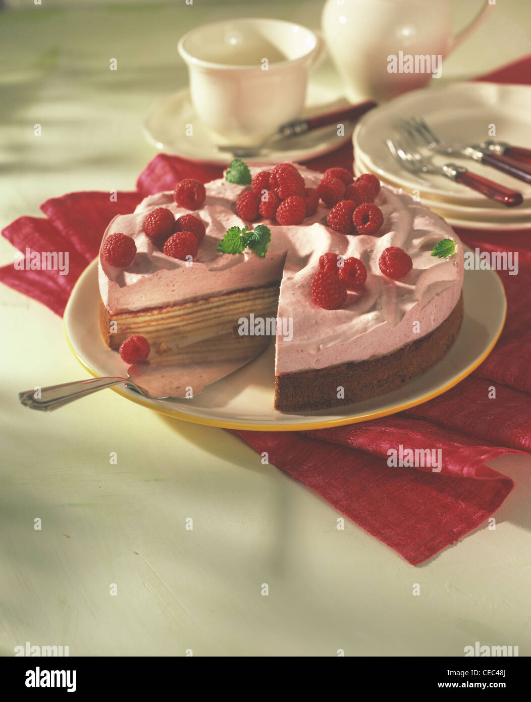Geschichtete Torte mit Himbeeren Stockfoto