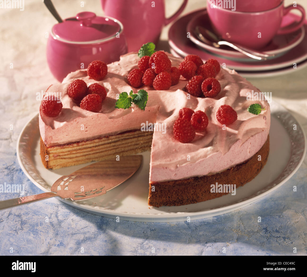 Geschichtete Torte mit Himbeeren Stockfoto
