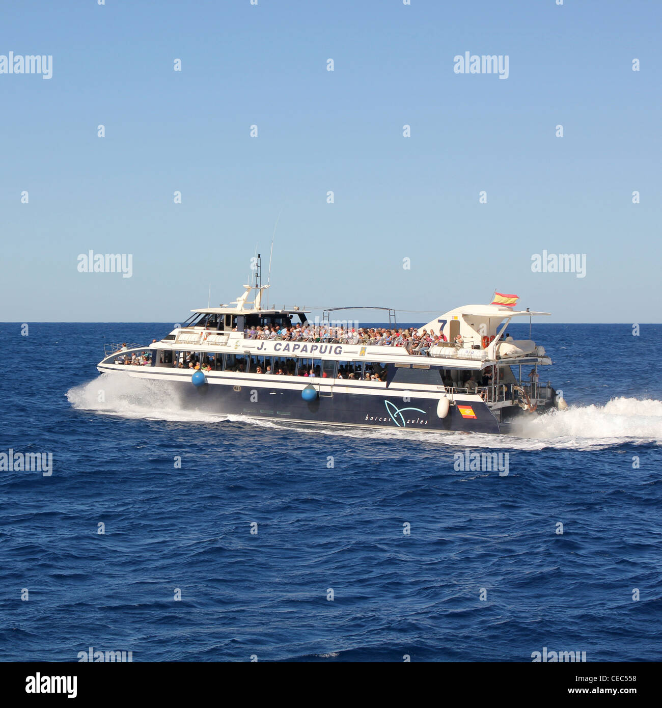 Touristenboot Ausflug Richtung Süden westlich entlang der felsigen Küste zwischen Port Soller / Puerto Soller und Sa Calobra Stockfoto