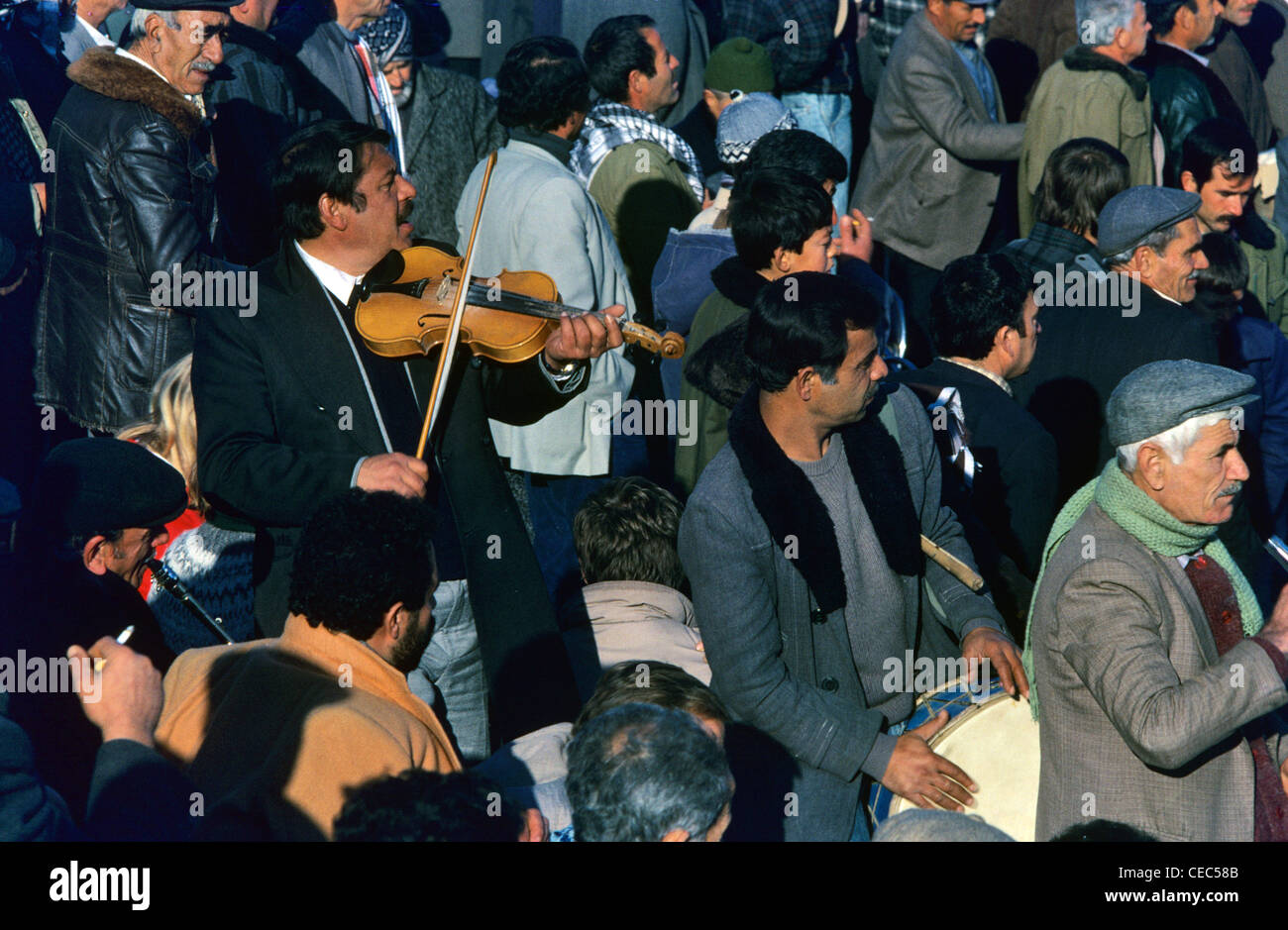 Türkischen Dorf Musiker, Geiger & Schlagzeuger & Zuschauer bei den jährlichen Camel Wrestling Festival, Ephesus Stadion, Türkei Stockfoto