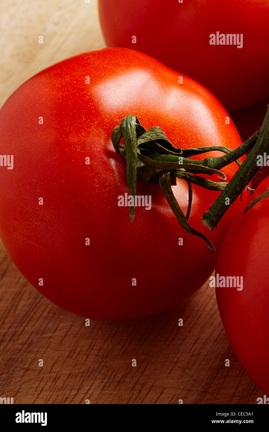 Tomaten auf einem hölzernen Schneidebrett (Solanum, Lycopersicum) Stockfoto