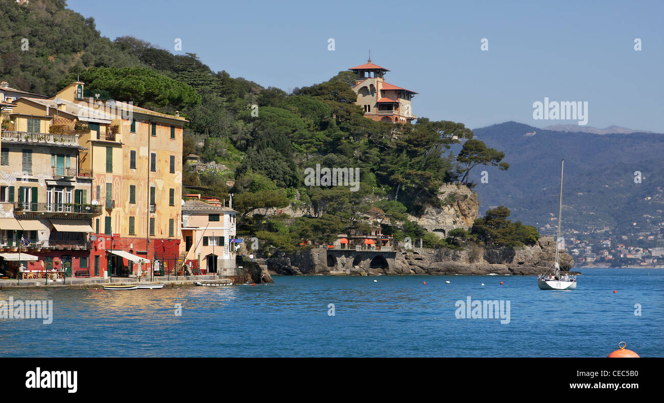Blick auf Portofino - berühmte Kleinstadt und beliebten touristischen Ferienort am Ligurischen Meer in Italien. Stockfoto