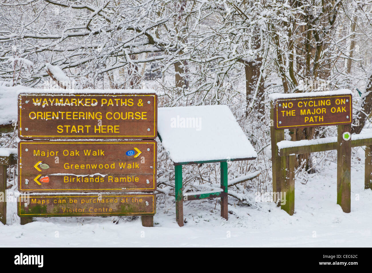 Neuschnee auf schwarzen Brettern und Zeichen in Sherwood Forest Land Park Edwinstowe Nottinghamshire England uk gb EU-Europa Stockfoto