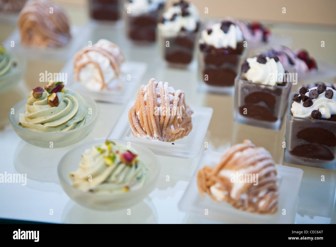 Gebäck und Kuchen serviert bei Hochzeit, Nahaufnahme Stockfoto