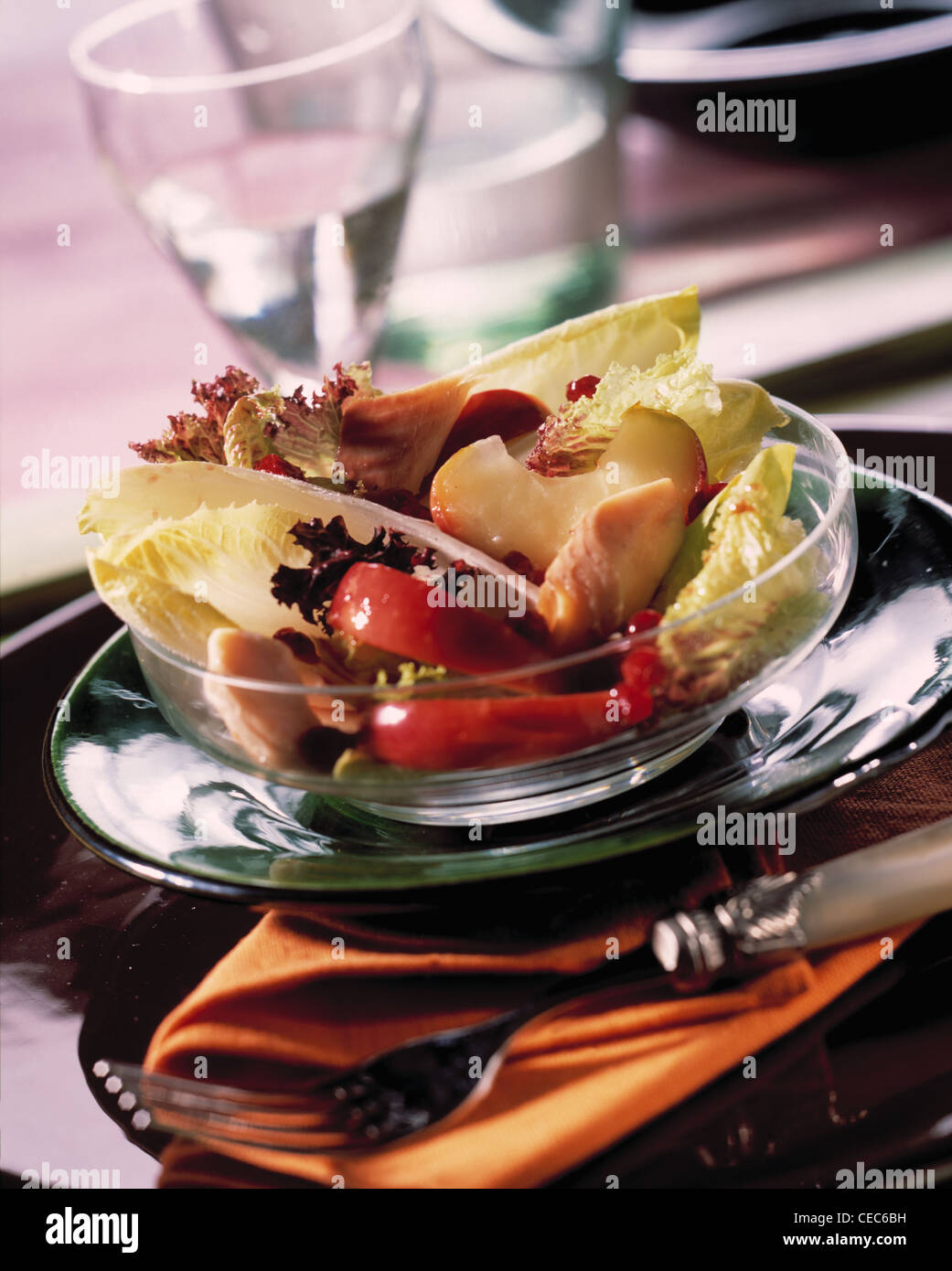 Chicoree - Salat mit geräuchertem - Forellen Stockfoto