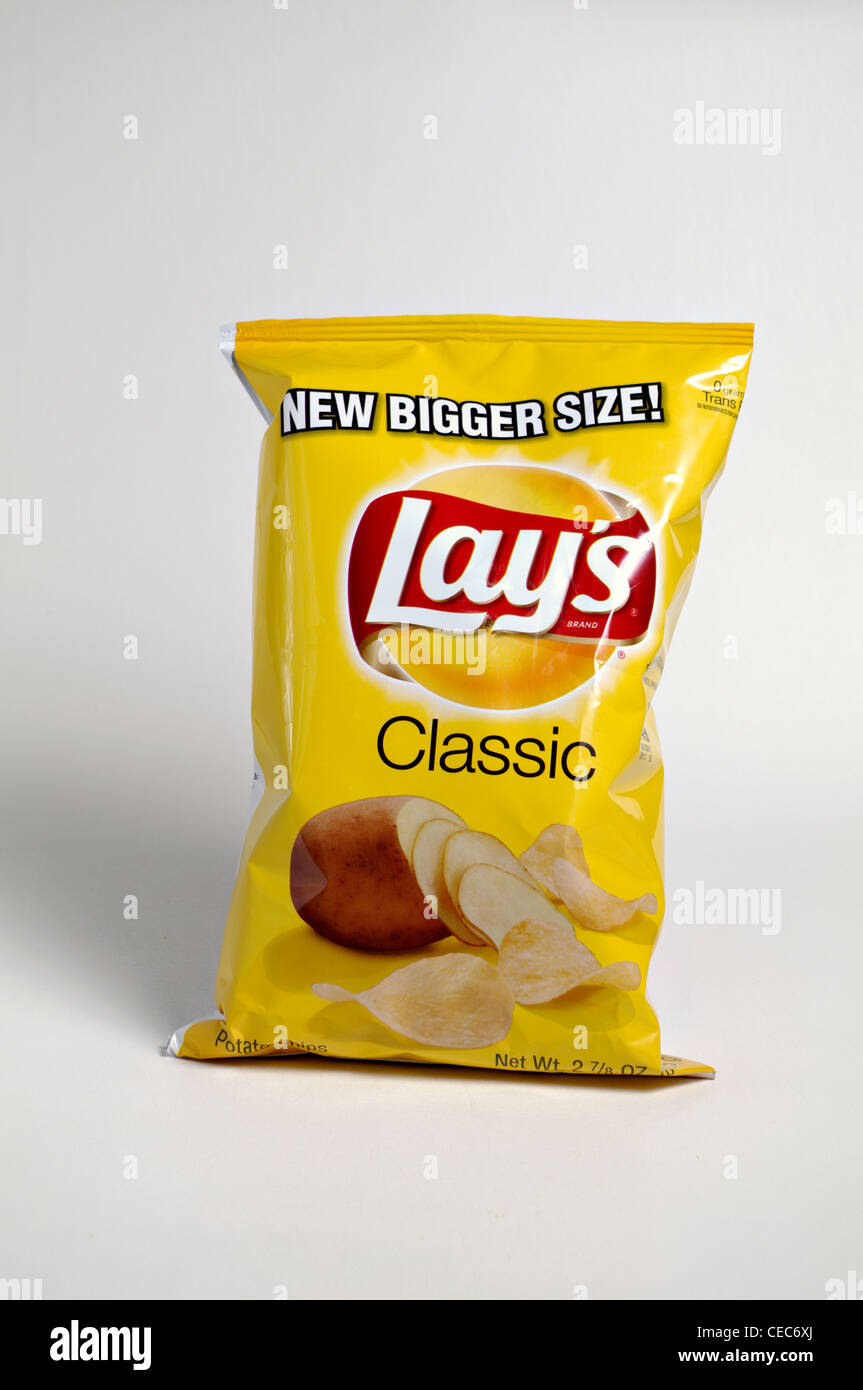 Eine Tasche von klassischen lag Kartoffelchips auf einem einfarbigen Hintergrund. 2. Februar 2012 Stockfoto