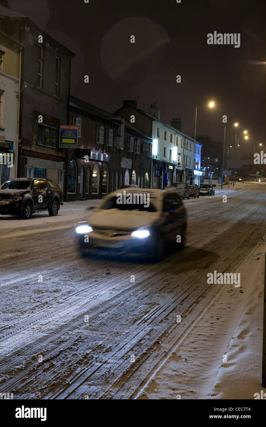 Auto fahren in tief verschneiten Straße Stockfoto