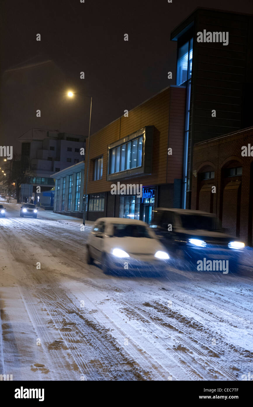 Autos, Verkehr im Schnee, winterliche Wetter Stockfoto