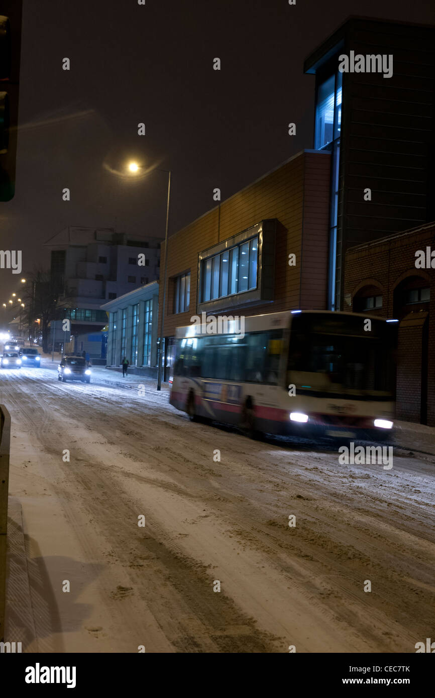 Bus am Abend Feierabendverkehr in Schnee, Schnee, winterliche Wetter Stockfoto