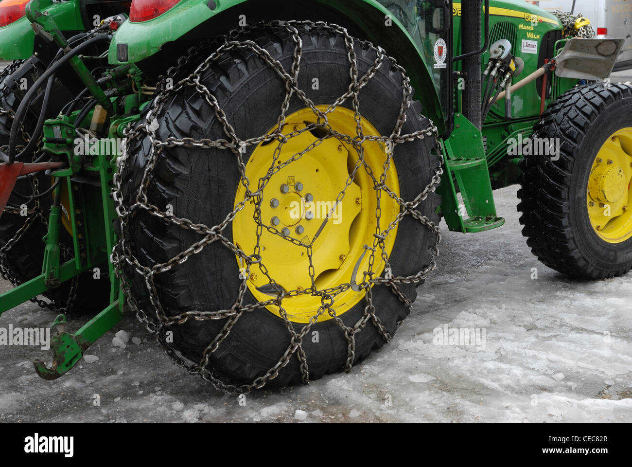 Schneeketten auf einem Traktor Reifen in Mittenwald, Bayern, Deutschland. Stockfoto