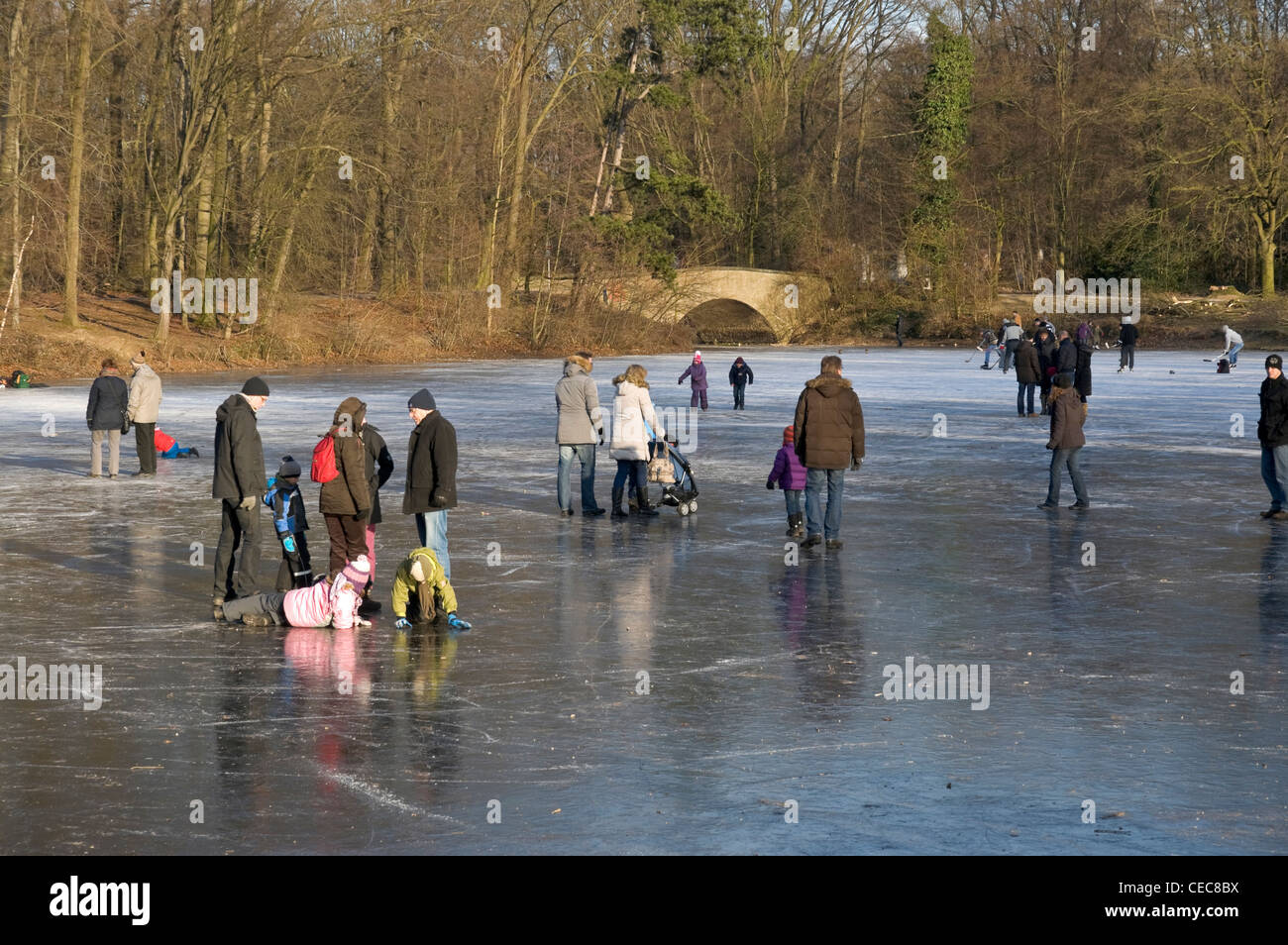 Eislaufen auf gefrorenem see Fotos und Bildmaterial in hoher