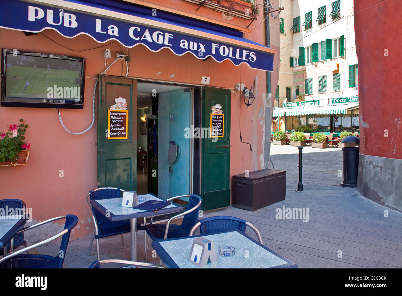 Street Cafe im Fischerdorf Camogli, Provinz Genua, Ligurien di Levante, Italien, Mittelmeer, Europa Stockfoto