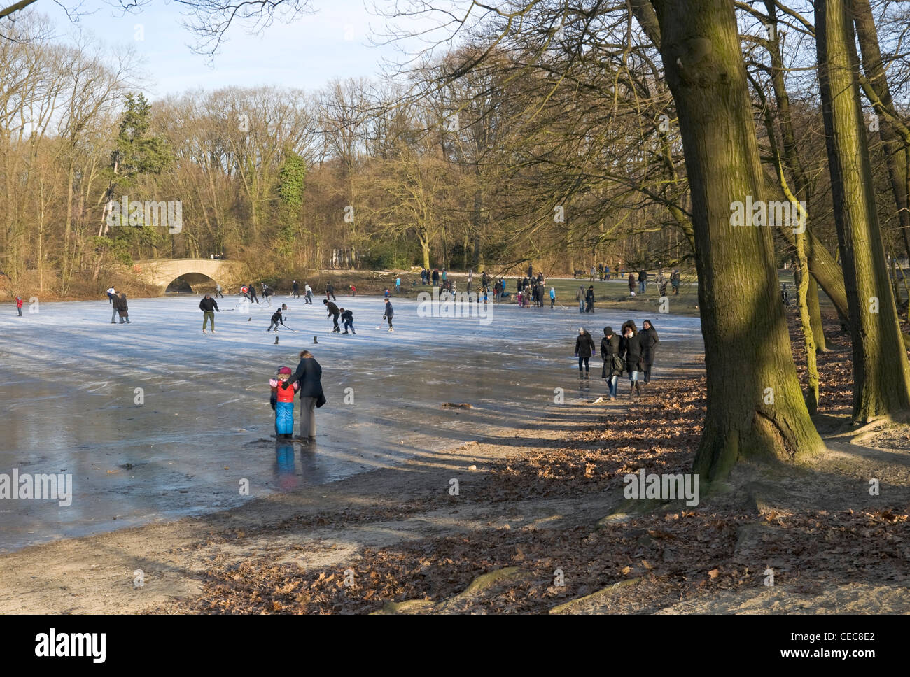 Eislaufen auf gefrorenem see Fotos und Bildmaterial in hoher