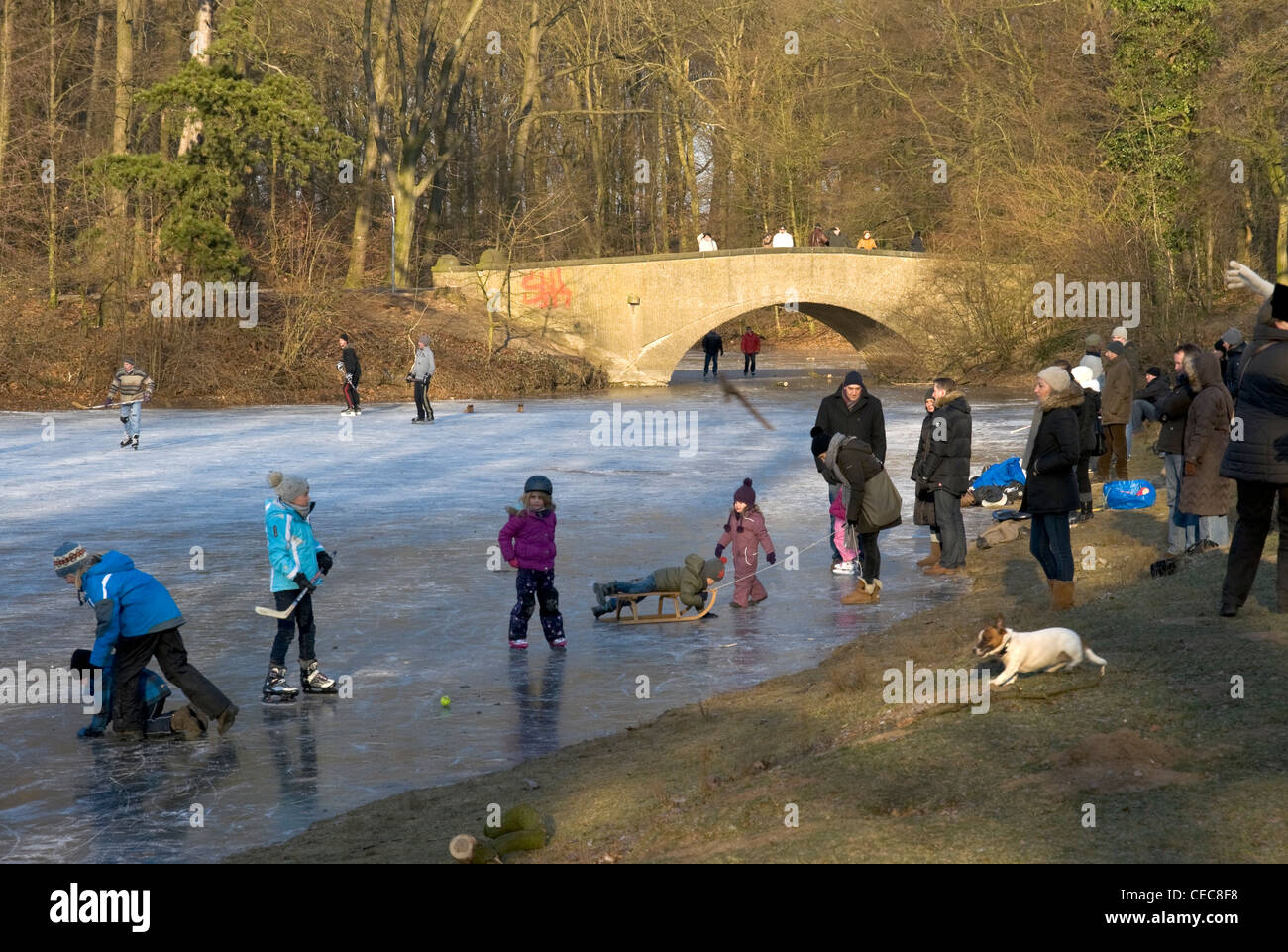 Eislaufen auf gefrorenem see Fotos und Bildmaterial in hoher