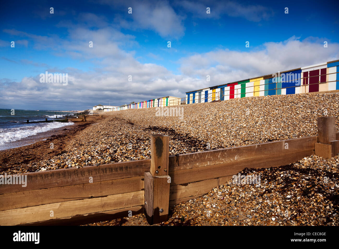 Strandhütten bei Milford am Meer, Hampshire, England UK. Stockfoto