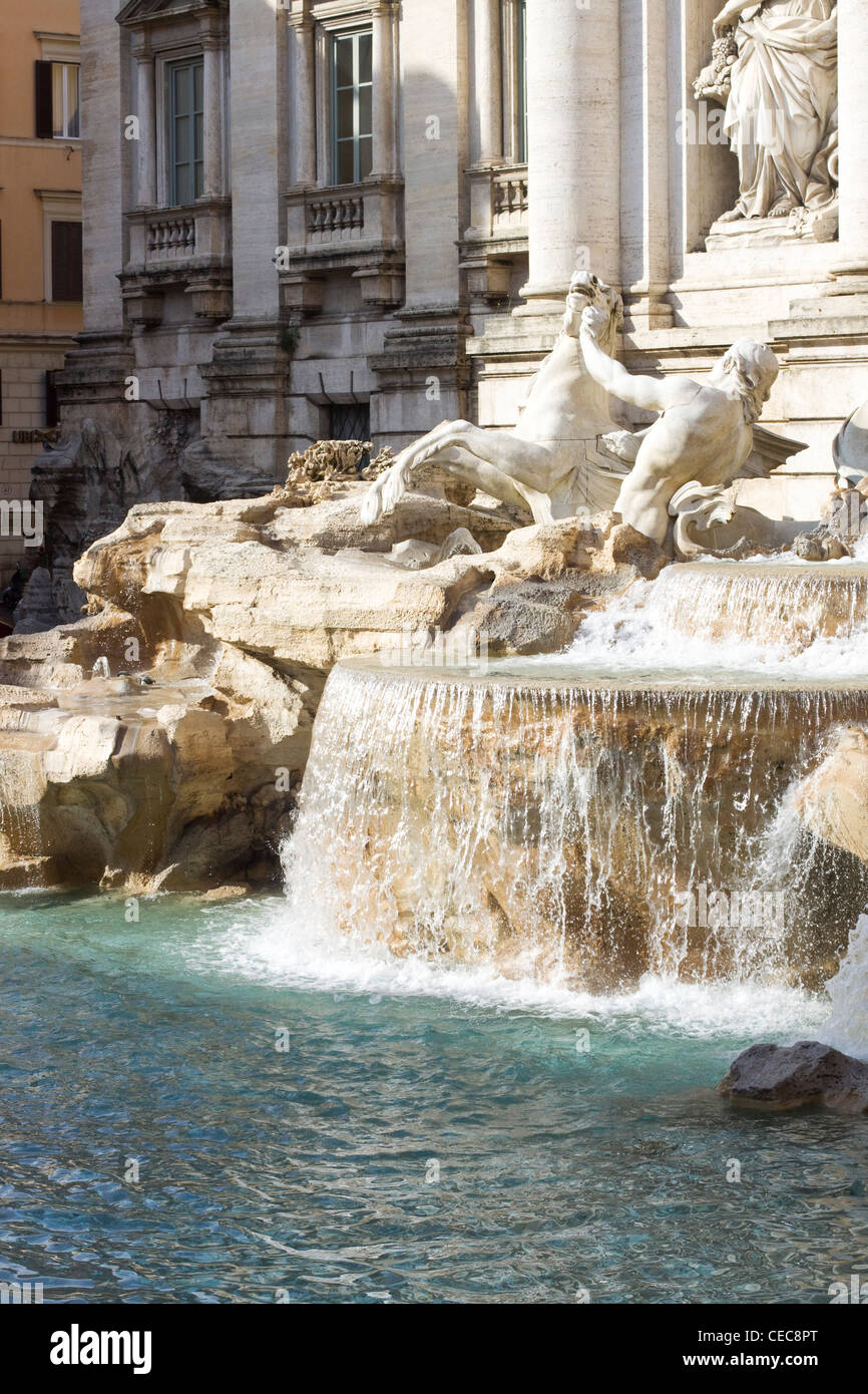 Der Trevi-Brunnen Aqua Virgo ein Aquädukt gebaut in 19 BC Brunnen im historischen Zentrum von Rom mit Wasser Stockfoto