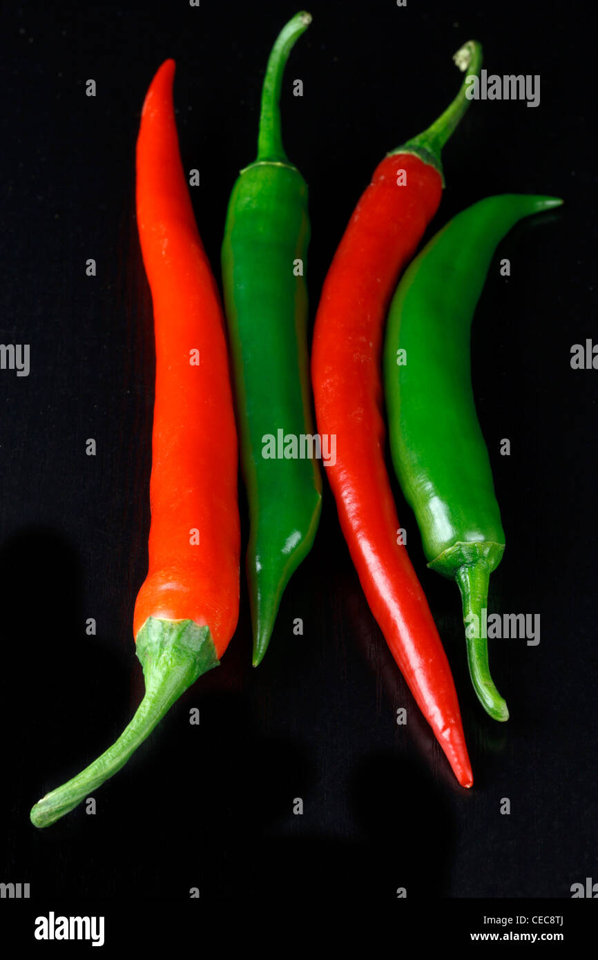 rote und grüne Chilis Stockfoto