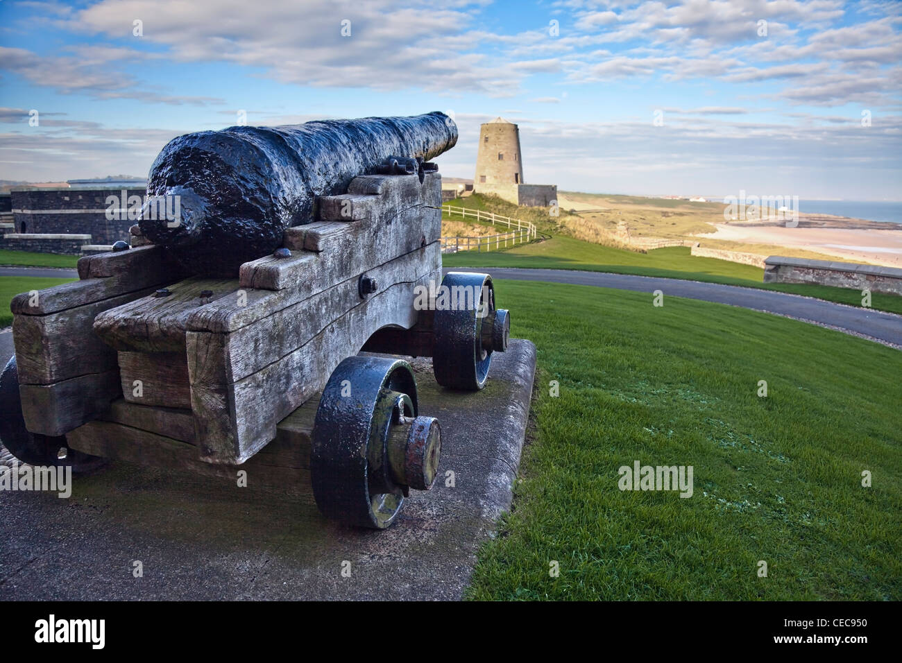 Canon auf dem Gelände des Bamburgh, Northumberland, England, UK Stockfoto