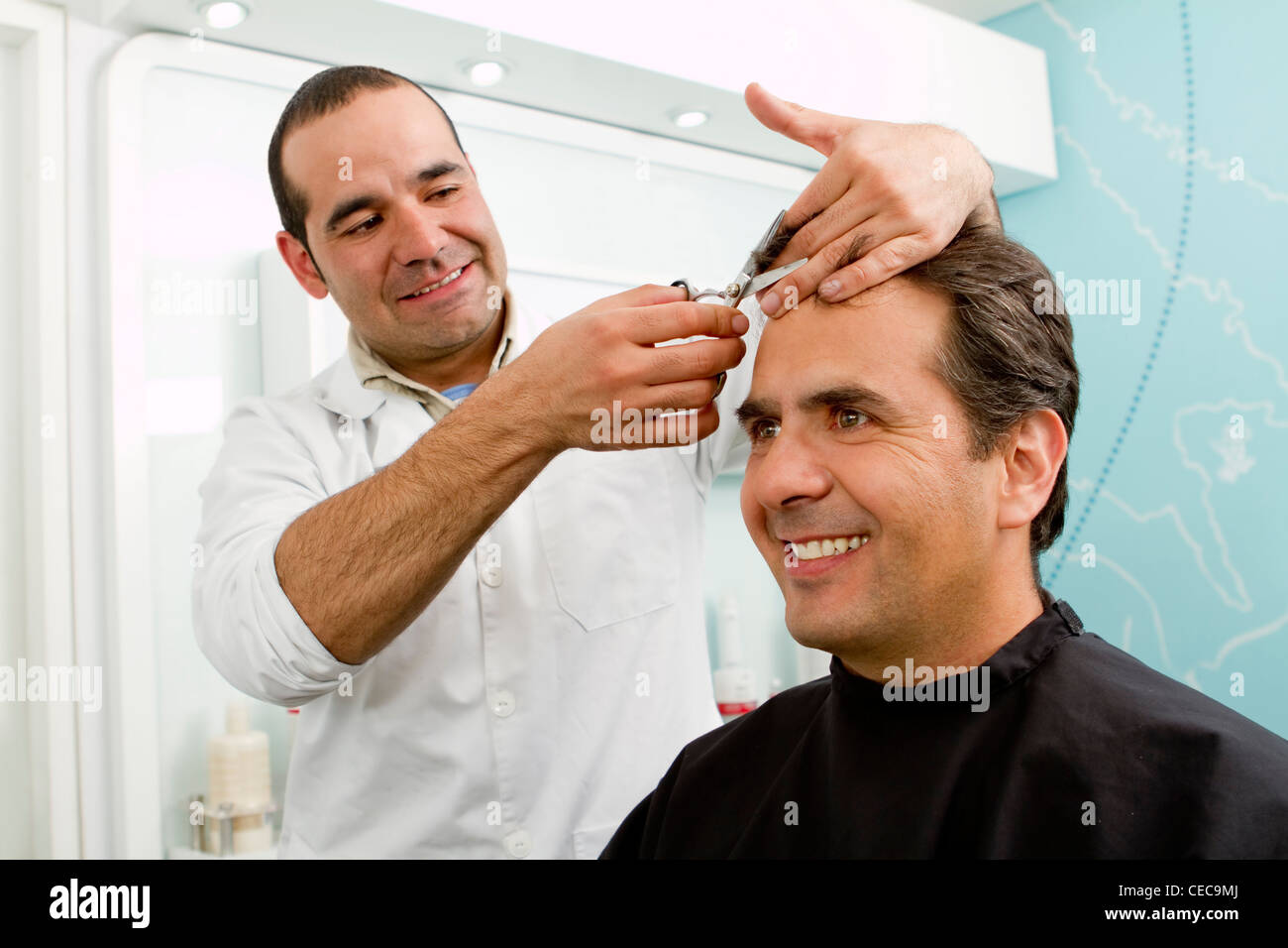 Hispanic Mann mit Haare schneiden im Friseurladen Stockfoto