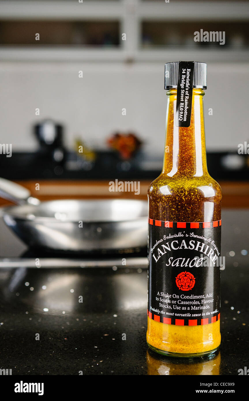 Flasche Oma Entwistle Lancashire Sauce sitzt auf einer Küchenarbeitsplatte Stockfoto