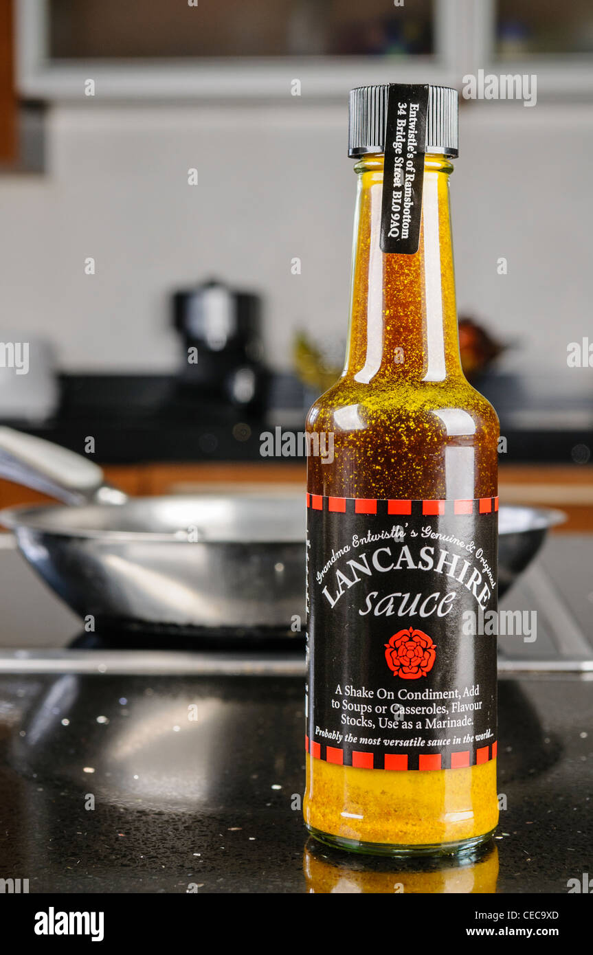 Flasche Oma Entwistle Lancashire Sauce sitzt auf einer Küchenarbeitsplatte Stockfoto