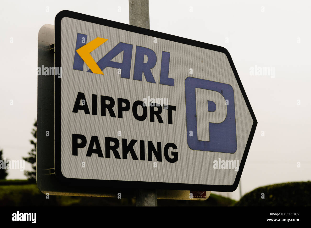 Melden Sie für Karl Flughafen Parken am Belfast International Airport, der geschlossen wurde, wegen der Planung Regelungen Stockfoto