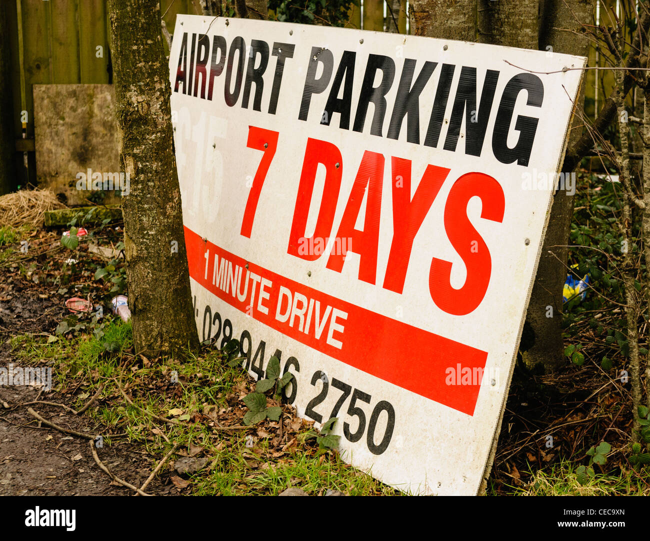Verfallene Zeichen für Parken am Flughafen Stockfoto
