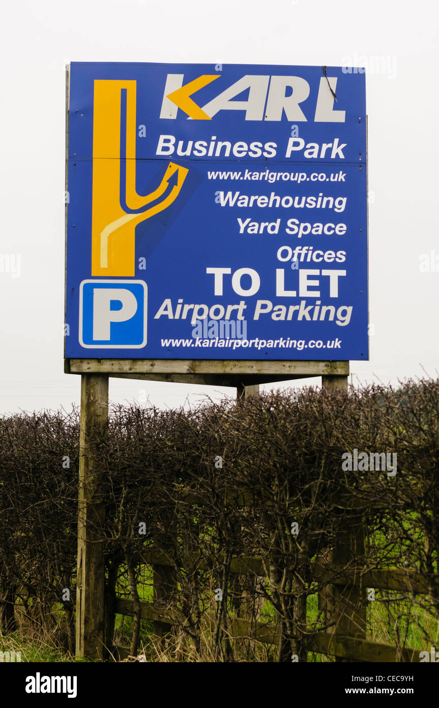 Melden Sie für Karl Flughafen Parken am Belfast International Airport, der geschlossen wurde, wegen der Planung Regelungen Stockfoto