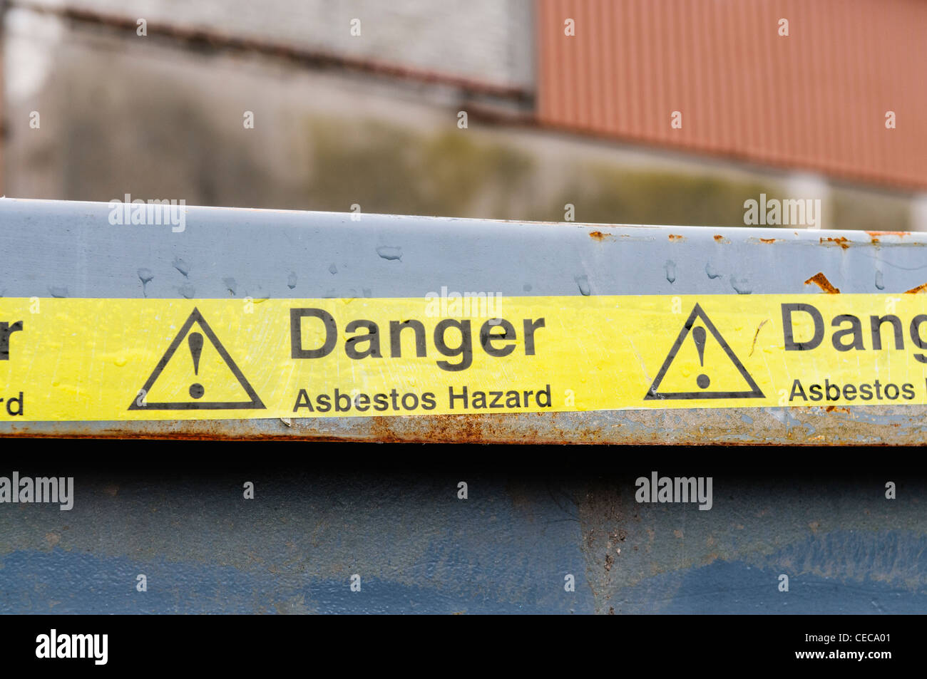 Warnung Band auf einem Lagerplatz in einem Asbest Sanierung Stockfoto