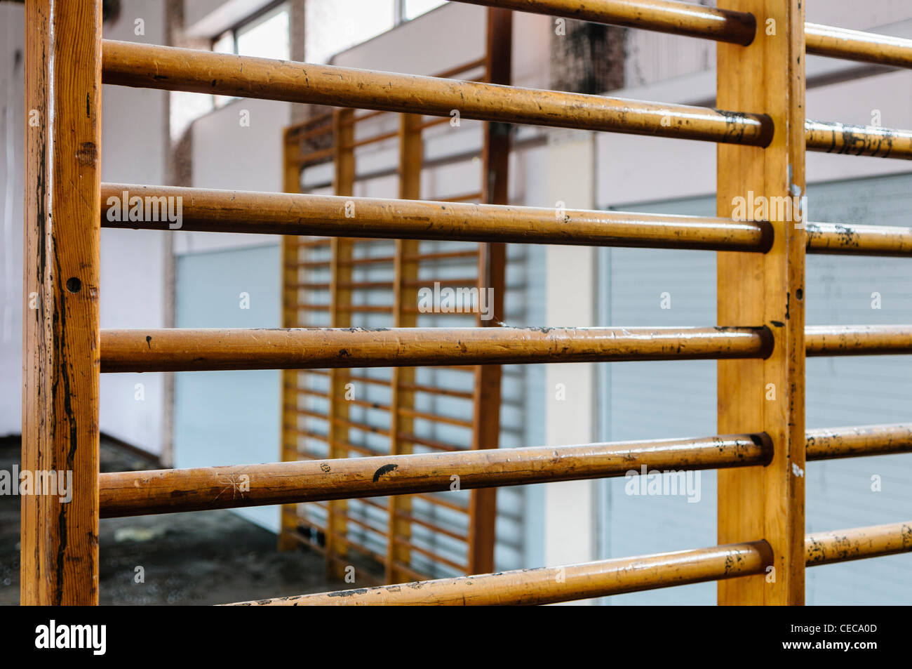 Klettergerüst Formen in einer Schule Aula Stockfoto