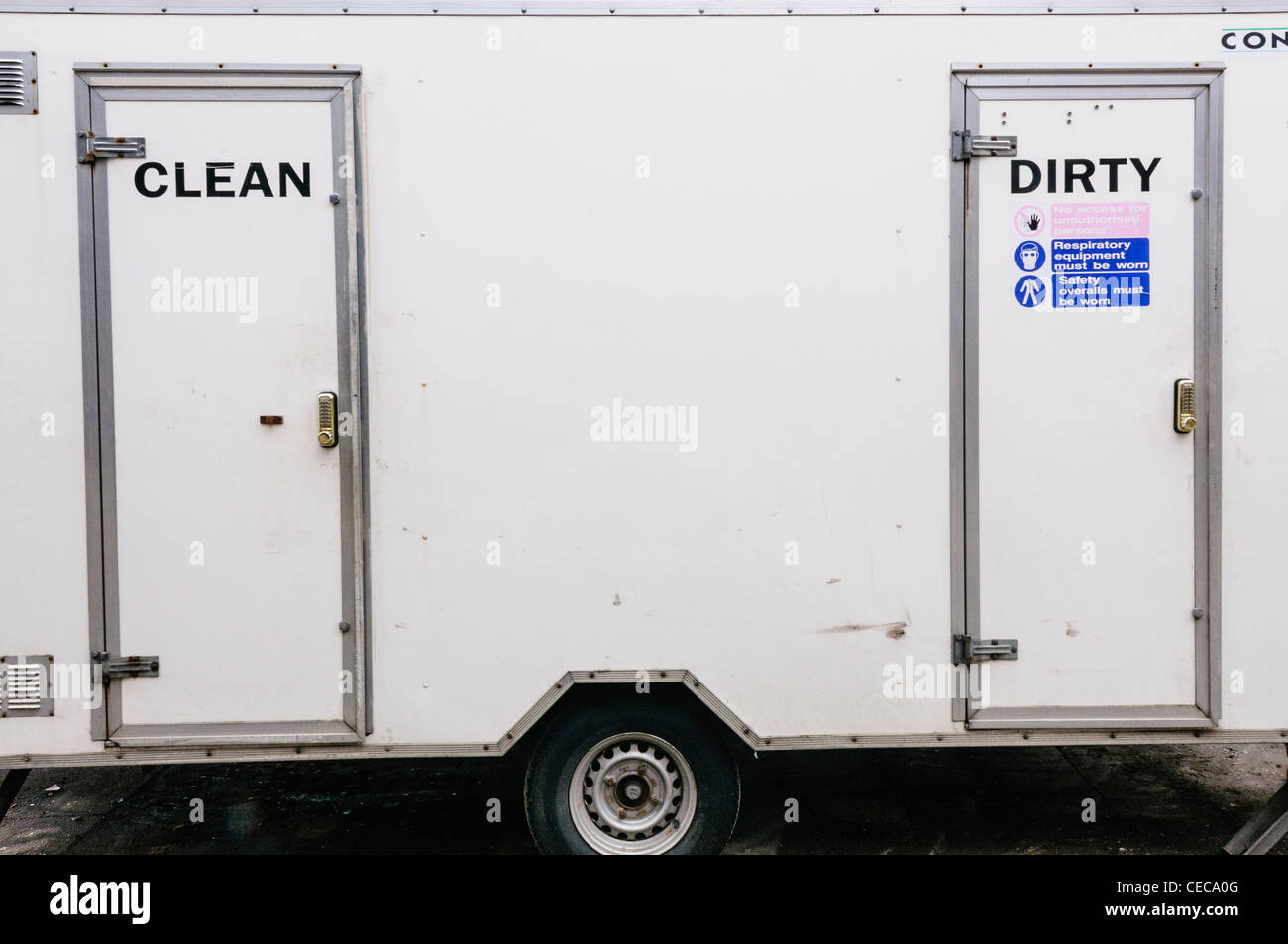 Asbest Sanierung: saubere und schmutzige portable Dusche Stockfoto
